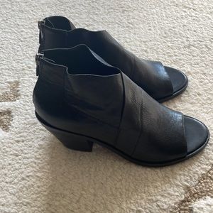 NWOT Eileen Fisher Leather Bootie size 8